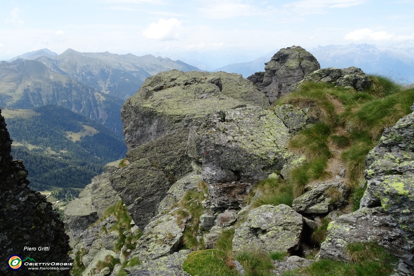 76 Oltre lo spuntone roccioso spunta la cima del Ponteranica occ..JPG